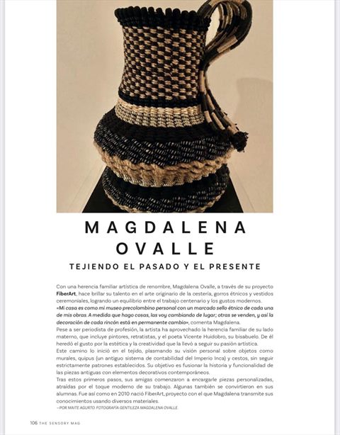 Página de revista con el reportaje «Magdalena Ovalle, tejiendo el pasado y el presente», ilustrada con una vasija tejida en negro y crudo.